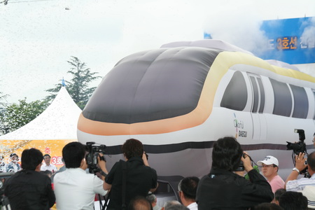 기공 기념 퍼포먼스에 모습을 드러낸 대구 도시철도 3호선 전동차 대형 모형