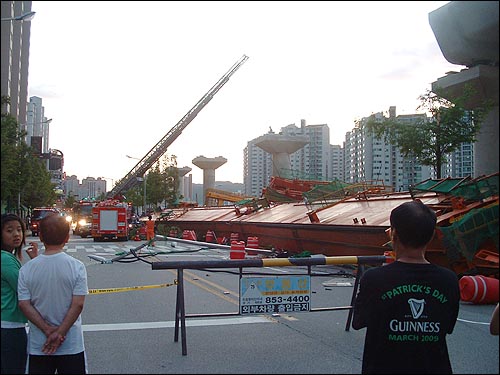 25일 저녁 7시 15분 경기도 의정부시 드림밸리아파트 옆 경전철 공사현장에서 상판연결작업구조물이 붕괴됐다. 