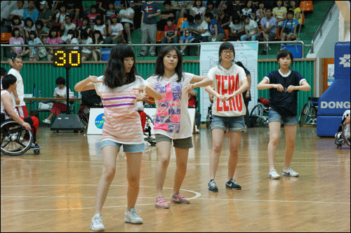 댄스 광경. 이벤트로서 청소년들의 댄스 공연도 펼쳐졌다.