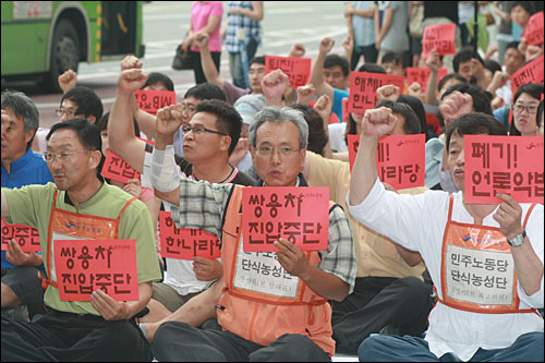 문성현 전 민주노동당 대표는 25일부터 창원 정우상가 앞에서 한나라당의 미디어법 날치기 처리 등에 반대하면 단식농성을 벌이고 있다.