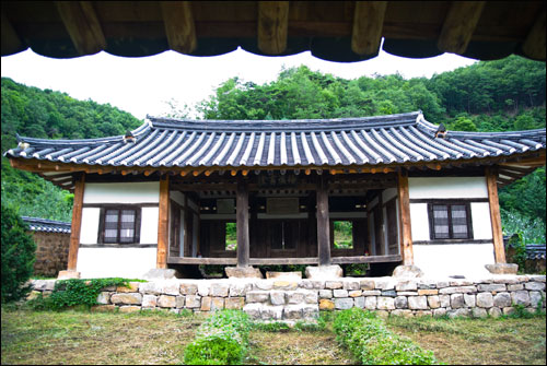 안동 세덕사(世德祠) 송암 탁순창이 고향으로 돌아와 조상을 모시기 위해 세운 사당이다. 길안에서 용계리로 오는 길가에 있다.