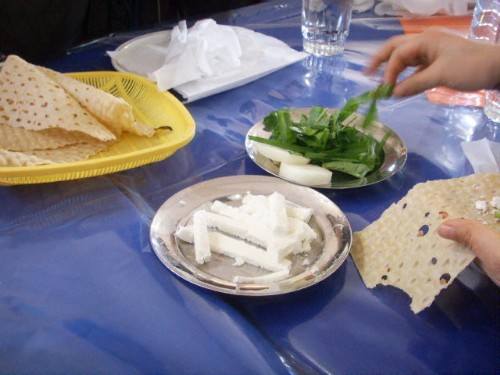 주식이 나오기 전에 나온 전채요리. 난이라는 빵에 치즈와 이름을 모르는 채소를 싸서 먹는 이란의 대표적인 음식인데 의외로 맛있었다.