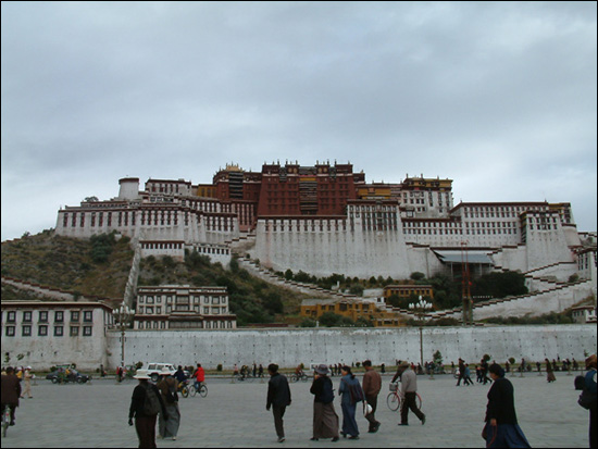티베트 수도 라싸의 포탈라궁과 티베트 주민들의 모습, 1959년 달라이라마가 인도로 망명한 이후 이곳은 티베트의 종교문화박물관 형식으로 보존되고 있다. 