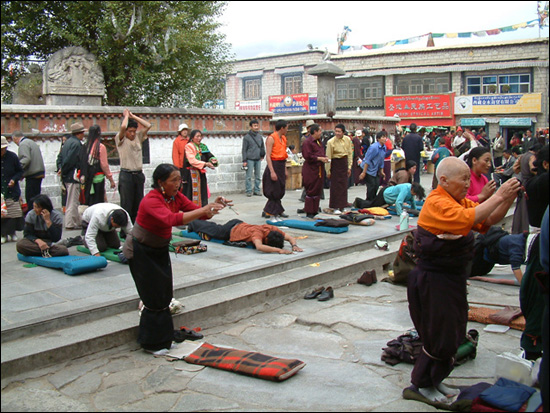 티베트 라싸에 소재한 조캉사원앞에서 오체투지하는 티베트 주민들.조캉사원은 당나라 문성공주와 티베트 송첸감포왕의 유물이 전시된 곳으로 티벳인들이 가장 신성시하는 곳이다. 최근 중국의 관제 판첸라마가 방문해 화제가 되고 있다.