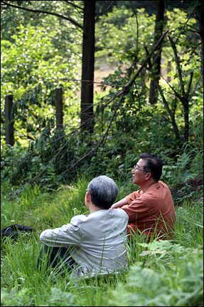 2009년 여름 채규구(오른쪽)씨와 조성 씨가 군산제일고 뒷산에 올라 82년 봄을 떠올린다. 회한의 숲이다.