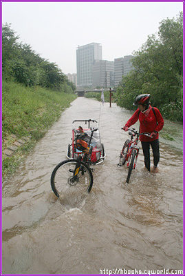 짐수레를 붙이고 달리던 허머 자전거. 태풍이 몰아치던 날에도 어김없이 자전거를 달렸습니다.