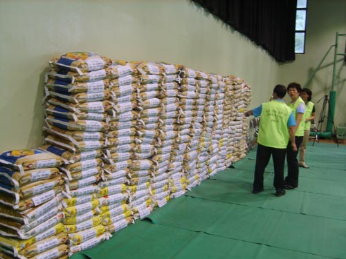 신생 사찰 홍련사에서 300포대의 쌀을 전달하였다.