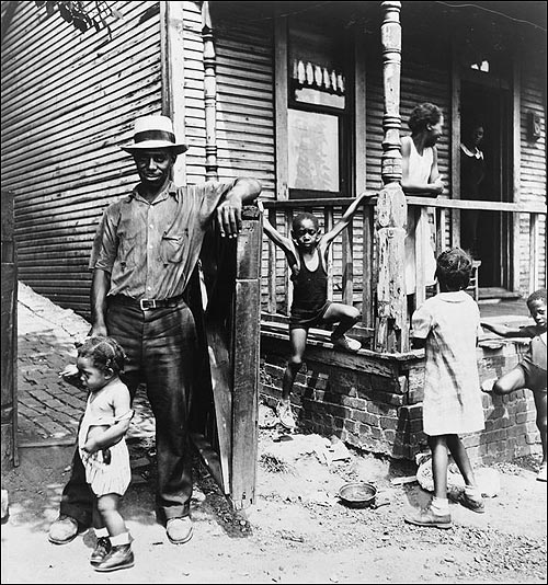 피츠버그의 제철노동자 가족(1935년 사진).
