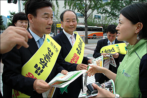 민주당 최철국 의원은 29일 오후 창원시내를 돌며 '언론악법 부정투표 원천무효'라고 된 유인물을 시민들에게 나눠주었다.