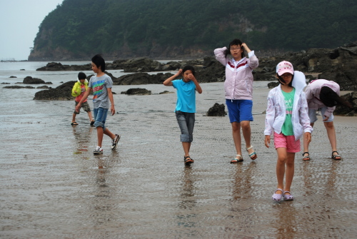 바다로 간 아이들 조개골 해수욕장에 나가 바다와 만나서 놀았다.