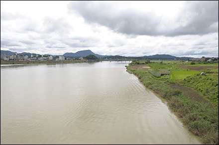 양근대교에서 바라본 남한강 상류의 전경. 4대강 사업이 진행되면 우측의 하천부지와 자연제방은 고수호안과 고수부지로 바뀐다.  