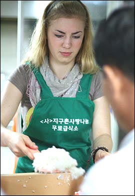  '밥퍼 천사'인 슐라밋, 그는 열성을 다해 자원봉사를 한다. 외국인노동자들에게 밥뿐 아니라 미소도 맘껏 퍼준다.