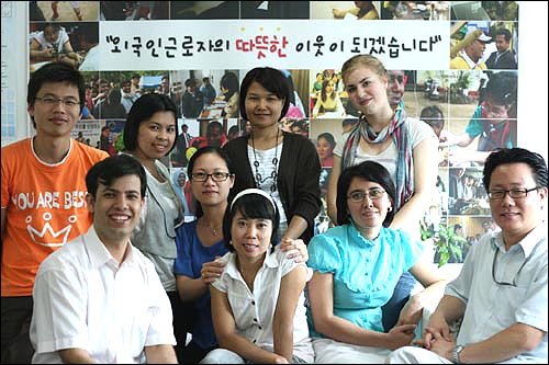 한국외국인근로자지원센터 언어지원가(외국인노동자를 위한 통역지원)들과 함께 기념촬영 촬칵! 그는 이들과도 매우 친하다.