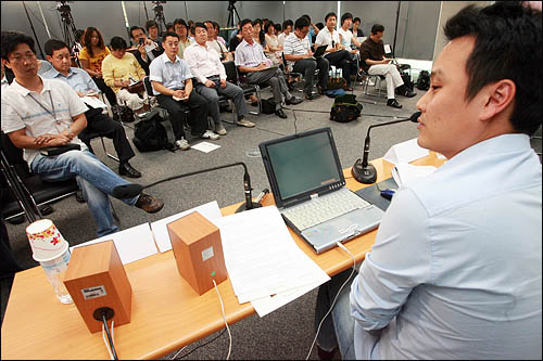 이중대 에델만 코리아 이사가 31일 서울 상암동 오마이뉴스 대회의실에서 열린 세계시민기자포럼에서 '소셜네트워킹이 바꿔놓은 미디어 지형'을 주제로 발제하고 있다. 