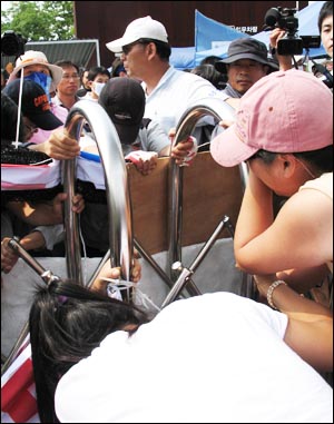 31일 오후 쌍용차 농성자 가족들이 식수 반입을 요구하며 평택공장 앞 정문을 잡고 울부짖고 있다.
