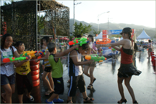  워터게릴라(우측) 대원이 어린 학생들의 물 공격을 받고 있다. 