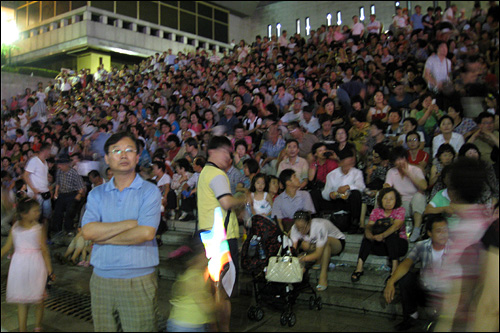 광화문광장으로 진입하지 못한 시민들은 세종문화회관 개단에 앉아 '새빛들이' 행사를 지켜봤다.