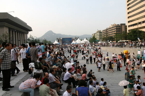 세종문화회관 앞쪽에 많은 시민들의 모습