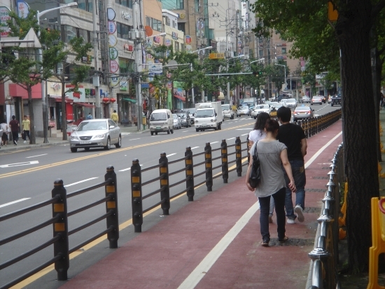 자전거 정용도로가 젊은이들의 데이트코스로 변하고 있다.

