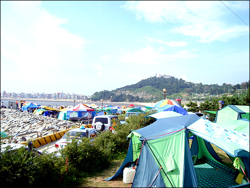  야영이 금지된 오이도기념공원은 텐트촌으로 변해버렸다.