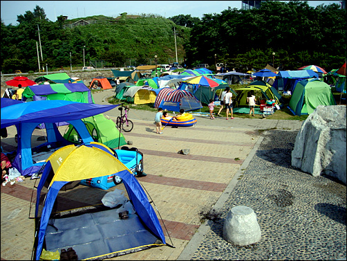 공원 주변은 텐트들로 가득하다.