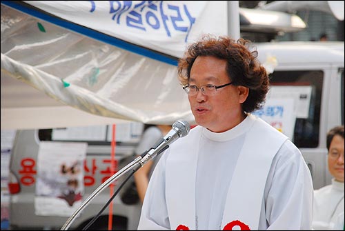 강론 중인 김인국 신부.