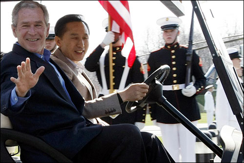 2008년 4월 18일 취임 이후 처음으로 미국 방문 길에 오른 이명박 대통령이 캠프데이비드에서 골프 카트를 몰고 있다.