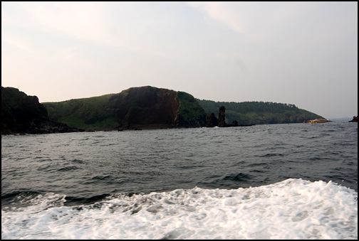 대섬 남쪽에 솟아오른 바위가 장군바위다.