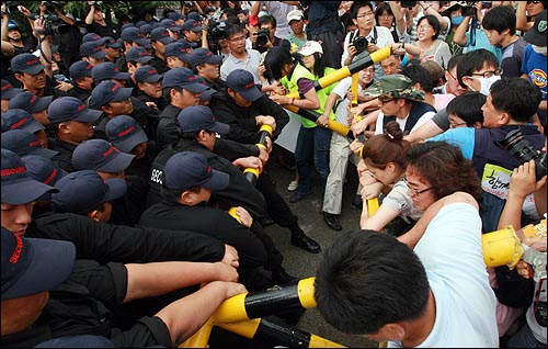 2009년 8월 3일 오후 경기도 평택 쌍용자동차 공장에서 쌍용차 가족대책위와 인권단체 회원들이 파업 노조원들에게 물과 의약품을 공급하기 위해 공장 집입을 시도하다가 사측 용역직원들과 충돌하고 있다.