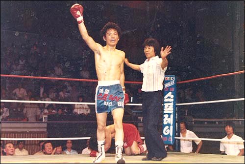 1984년 8월 방상석(필승체육관) 선수에게 2라운드 KO승을 거두고 환호하는 조영섭(88체육관) 선수.