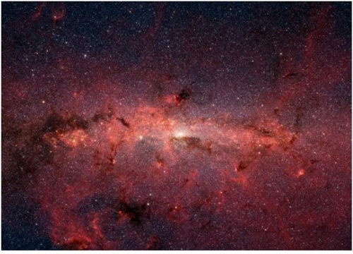 나선형 형태로 된 밀키웨이 은하계의 중심부분의 적외선 사진(출처 인터넷). 

