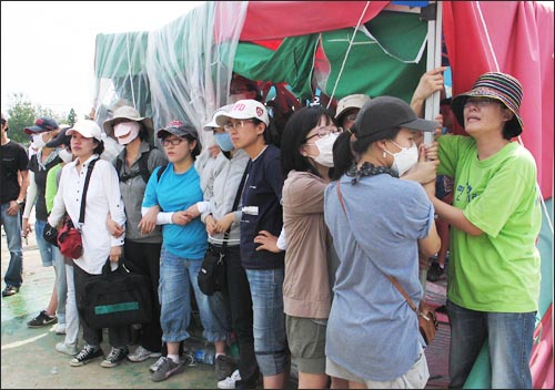 4일 오전 10시께, 쌍용자동차 사측 직원들은 평택공장 앞에 설치된 시민사회단체들의 농성천막을 철거했다. 농성 노동자 가족들이 천막을 잡고 울부짖고 있다.