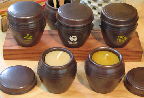 빈도림·이영희씨가 전라남도관광기념품으로 만든 꿀초제품. 빈씨의 손재주가 빚어낸 작품들이다.