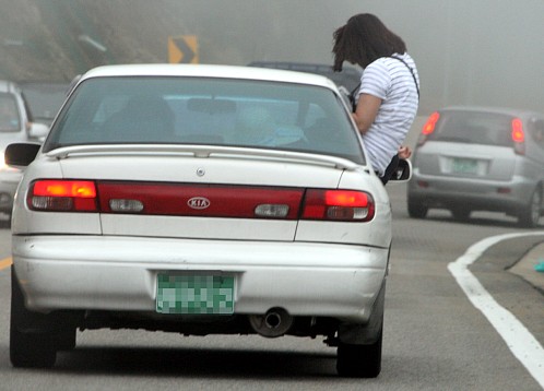 떨어지면 어쩌려고.. 한계령 주변 도로, 세피아 속의 한 여성이 한계령의 바람을 너무 과하게 느끼고 있다.