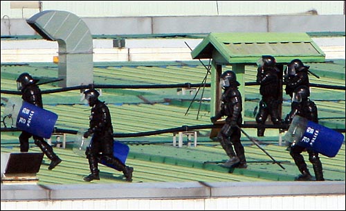 2009년 8월, 경찰이 쌍용차동차 공장에 진입해 2차진압작전을 펼치며 노조원들을 쫓고 있다.