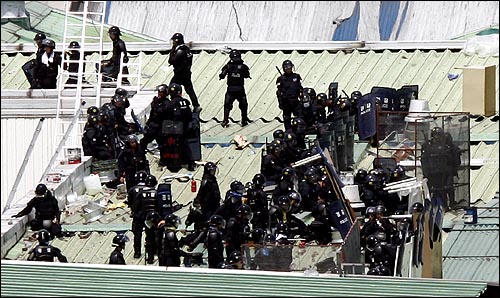  5일 오후 경기도 평택시 쌍용자동차 공장에서 정리해고에 반대하며 장기농성중인 노동자들에 대해 경찰과 사측이 강제진압작전에 나선 가운데 차체2팀 공장 옥상에 진입한 경찰특공대가 휴식을 하고 있다.