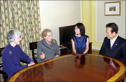 2007년 9월 미국을 방문한 김대중 전 대통령이 올브라이트 전 국무장관(왼쪽에서 두번째)과 웬디 셔먼 전 대북정책조장관(왼족에서 첫번째)을 만나 환담하고 있다.