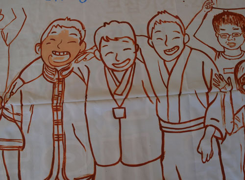 이 그림의 중심은 한·중·일 전통 의상을 입는 세 사람이 어깨동무하고 걷는 장면이다. 폭8m 높이2m 걸개그림 중 일부
