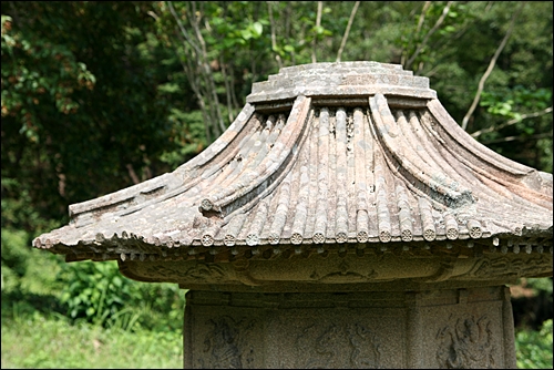 옥개석 지붕에 기왓골과 막새에 작은 연꽃문양은 석조예술의 절정을 보여준다.