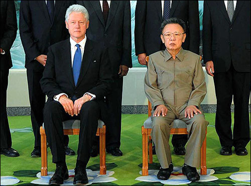 지난 4일 평양을 방문한 빌 클린턴 전 미국 대통령이 김정일 북한 국방위원장과 기념촬영을 하고 있다.