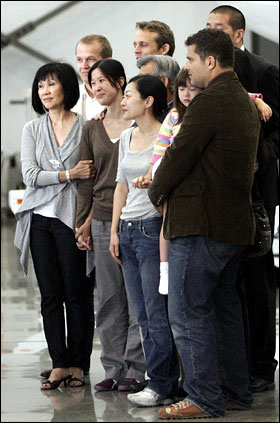 북한 당국의 사면으로 풀려난 미국 여기자 로라 링(앞줄 왼쪽에서 두번째)과 유나 리(왼쪽에서 세번째)가 캘리포니아주 로스앤젤레스 부근 밥호프 공항에 도착해 가족을 만났다.