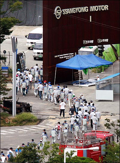 쌍용차 노조와 사측이 협상을 벌여 큰틀에서 합의를 이룬 가운데, 사측 직원 수십명이 공장안에서 이동하고 있다.