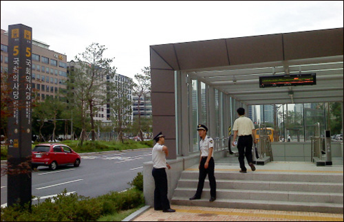 지난 7월 24일 개통해 시민들이 정상적으로 이용하는 지하철9호선 국회의사당역의 다른 출입구. 지붕은 직사각형 형태로 유리와 철로 이루어진 단순하고 깔끔한 조형미를 갖추고 있다.