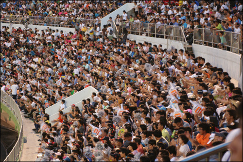  8월 5일, 롯데 - 두산의 마산경기, 1루측 관중석 응원을 열심히 따라하는 외야석 관중들