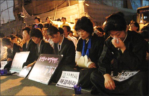 2009년 8월 7일 저녁 8시 용산 남일당 현장에서는 200일 추모문화제가 열렸다. 앞줄에 앉은 유가족 중 고 이상림씨 딸 현선씨가 손수건으로 눈물을 닦고 있다.