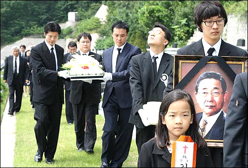 성남영생원에서 화장된 고인이 장지인 공원묘지로 운구 되는 가운데 유골을 안은 큰아들 김진용(세 번째) 교수가 아버지 떠나신 하늘나라를 바라보고 있다. 
