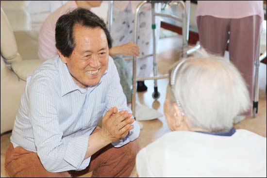 7일 오전 한림 성이시돌 요양원에서 입소 노인들과 '말벗' 봉사활동 중인 김태환 주민소환대상자. 