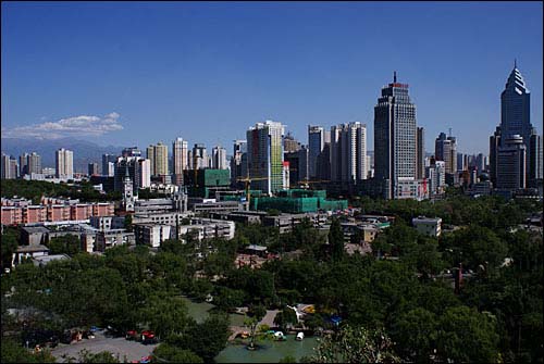 신장위구르자치구 수도 우룸치(烏魯木齊)는 중국 여느 도시 못지않게 고층건물이 즐비한 현대화된 도시다. 눈부신 경제성장을 이룬 신장의 열매는 고스란히 정치경제적 실권을 가진 한족 차지가 되고 있다.