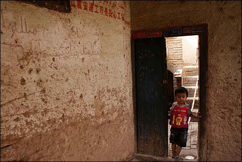 중국정부의 강제철거정책에 따라 1,2년 내에 헐릴 카슈가르시 야와거 마을에서 만난 한 위구르 어린이. 위구르인에게 전통가옥은 거주하는 집을 넘어 위구르 민족공동체의 기초 토대다.