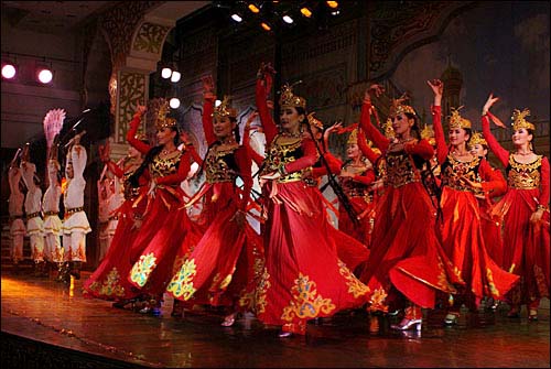 경쾌한 위구르 음악 선율에 맞추어 전통춤을 추는 위구르인 공연단. 소수민족의 정체성을 인정하고 경제사회적 불균형을 해결하는 것만이 중국 소수민족문제의 해결책이다.